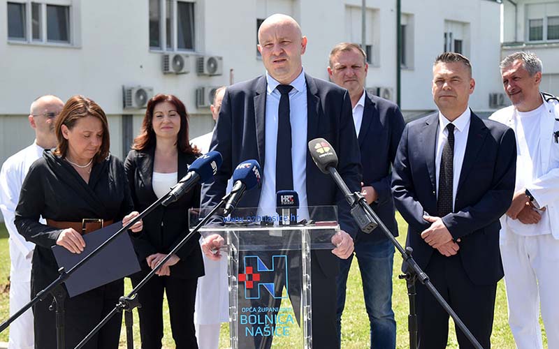 Suglasnost za magnetsku rezonanciju i pohvale za rad bolnice posjet ministrice zdravstva Irene Hrstić Našicama 02