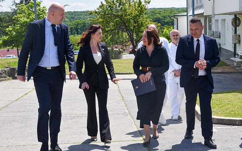Suglasnost za magnetsku rezonanciju i pohvale za rad bolnice posjet ministrice zdravstva Irene Hrstić Našicama 05